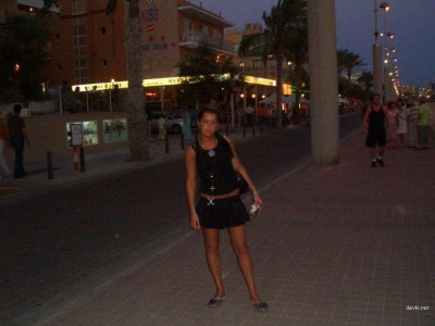 Отличная красотка делает минет.