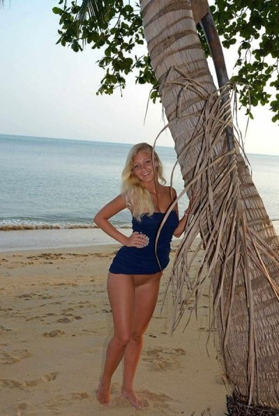 Сексуальная красотка на пикантном отпуске