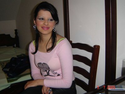 Темноволосая девушка делает минет и дрочит.