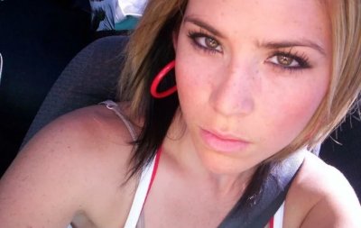 Красотка с ультракороткой стрижкой делает минет