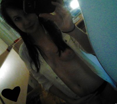 Развратная красотка демонстрирует интимные места