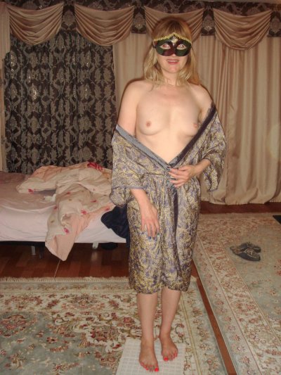 Интимные снимки супруги в маске: эксклюзивный фотосет!