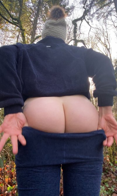 Жена демонстрирует свою голую задницу на улице - откровенное шоу!