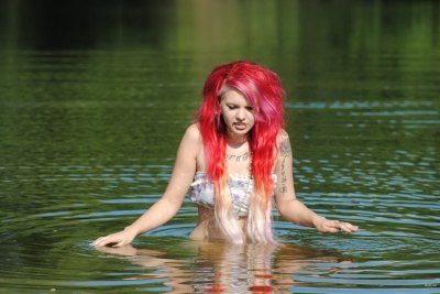 Знойная панк-красавица с ярким образом и неудержимым нравом