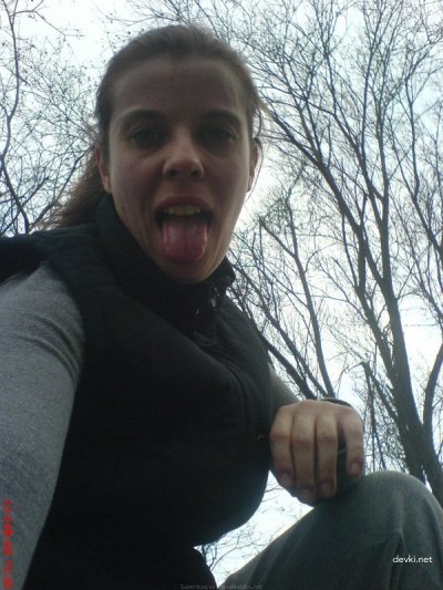 Официантка показывает свою влажную красотку