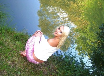 Развратная блондинка сосет член своего парня в огонь!