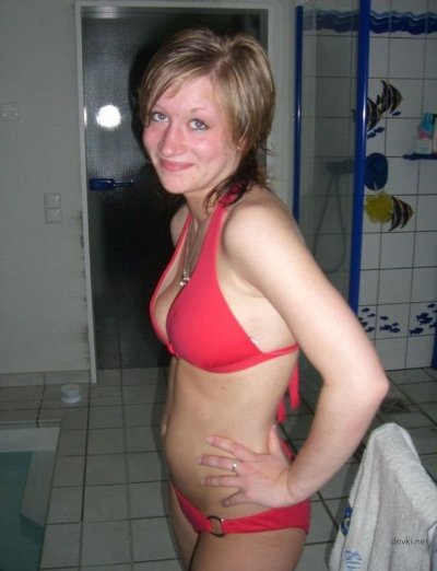 Девушка нежно трогает свою интимную зону