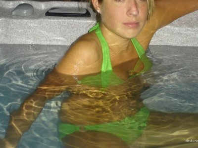 Развратная красотка демонстрирует прелести перед объективом