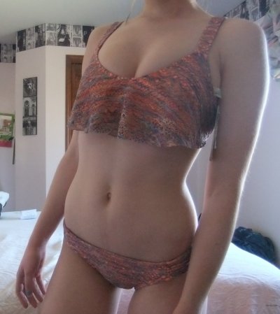 Развратная красотка демонстрирует свои прелести на частных фото