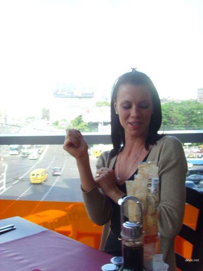 Отличная красотка наслаждается мастурбацией с помощью овощей