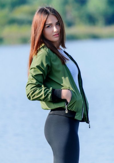 Обнаженная дама в откровенных снимках с привлекательной грудью