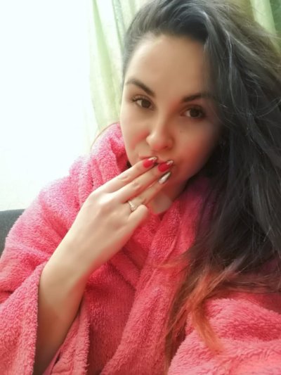 Соблазнительные снимки игривой красотки с пышной грудью в халяве