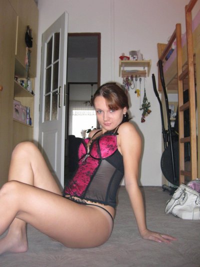 Сексуальная шатенка без одежды