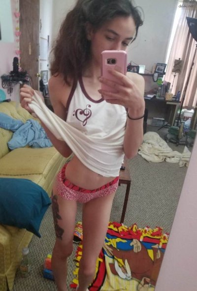 Сексуальные снимки стройной дамы с обильными интимными губами