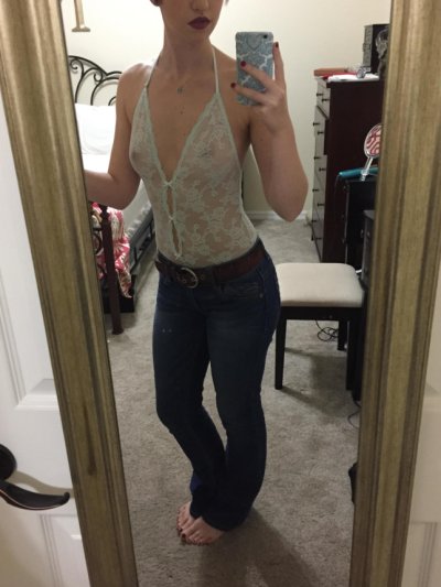 Фотосессия перед зеркалом: оголенная красотка позирует для объектива