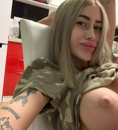 Домашнее порно с обнаженной красоткой: соблазнительные груди и острая киска 18+