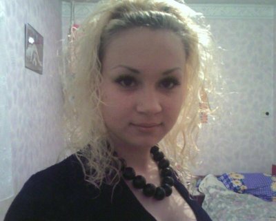 Очаровательная худенькая блондинка без одежды в откровенной съемке