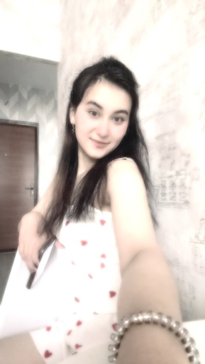 Молодая дама демонстрирует свои привлекательные формы