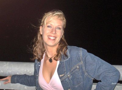 Девочка раздвинула ножки и показала свою киску