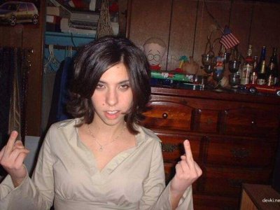 Милая брюнетка наслаждается интимным моментом с удовольствием