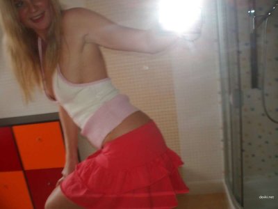 Соблазнительная красотка показывает свои прелести