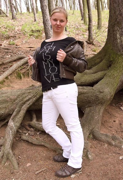 Шлюшка снимает одежду в лесу, чтобы возбудиться