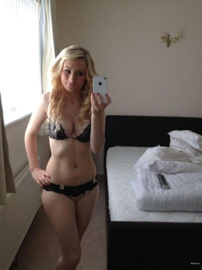 Провокационные фото обнаженной блондинки, гордящейся своей красотой