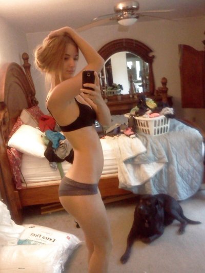 Красотка сделала фото самой в спальне