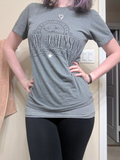 Подружка удовлетворяется на диване - эротическое шоу!