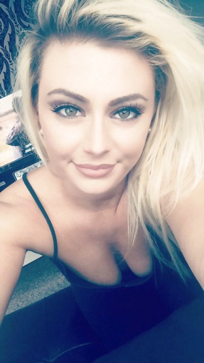 Соблазнительная блондиночка фотографирует свои интимные моменты