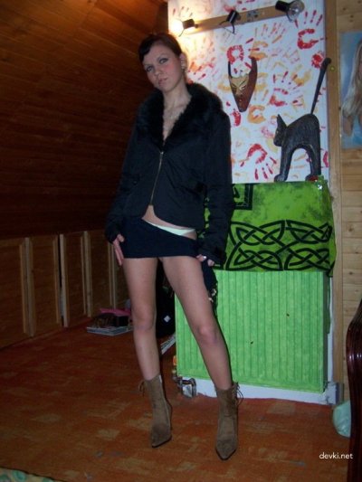 Молодая девушка позирует на даче в расслабленной обстановке