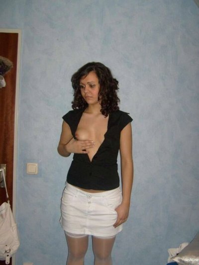 «Завораживающий домашний стриптиз очаровательной брюнетки»