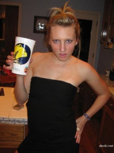 Чувак опубликовал в интернете снимок своей девушки - горячая фотка!