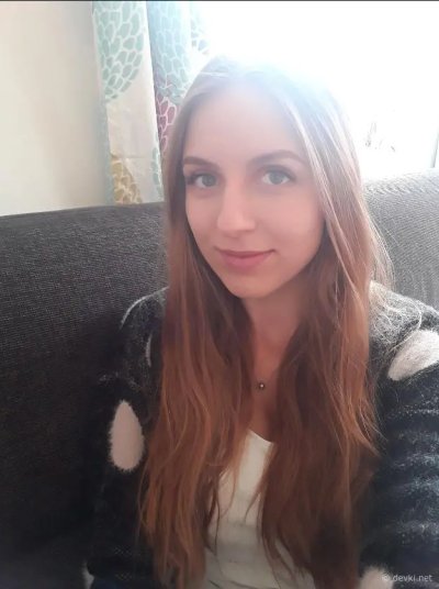 Развратная блондиночка демонстрирует свои прекрасные груди.