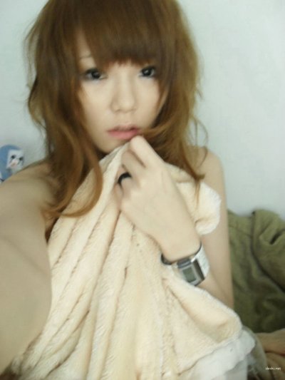 Обнаженная азиатка показывает свои прелести