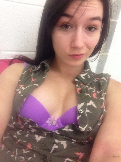 Селфи привлекательной девушки: горячие моменты в одном кадре!