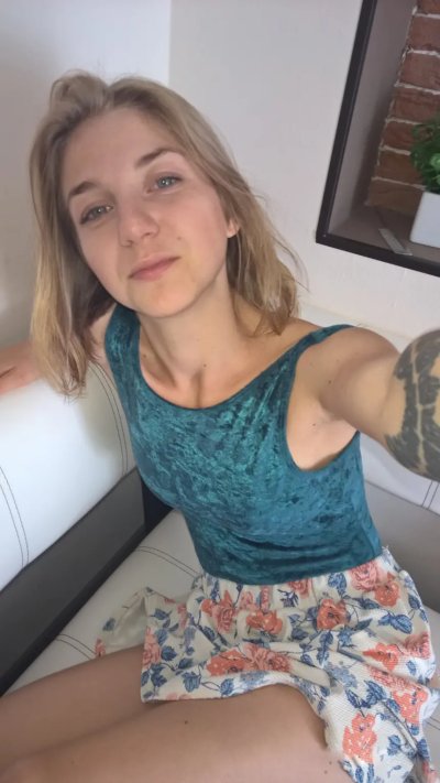 Шалунья с пышной причёской демонстрирует свои прелести в частном доме