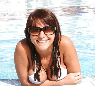 Девушка загорает без верхней одежды у бассейна: откровенные фото!