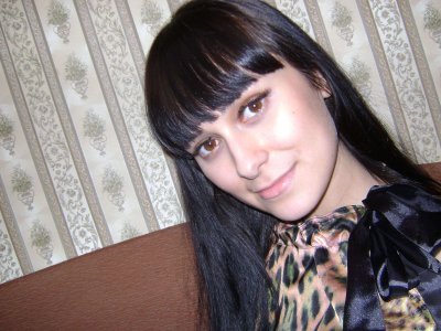 Развратная дамочка снимает одежду перед вебкамерой