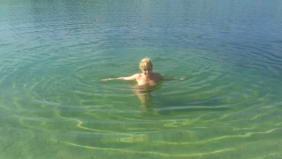 Развратная шалунья без одежды на свежем воздухе