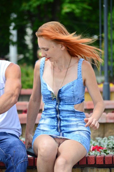 Под юбкой без нижнего белья: откровенные моменты на показ!