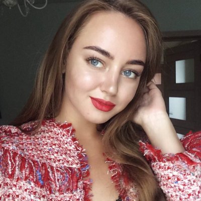 Милая красотка демонстрирует свои прелести