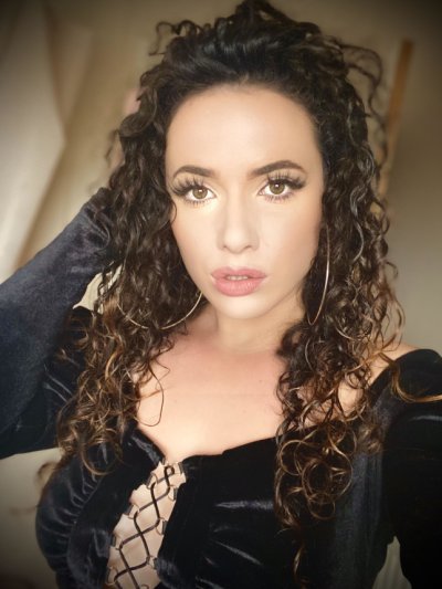 Знойная шатенка показывает свои прелести на камеру