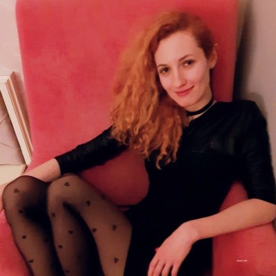 Показала свою голую красоту без нижнего белья