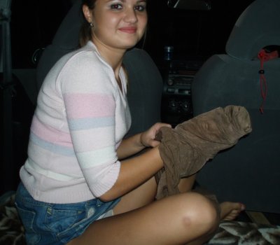 Откровенные снимки обнаженной милой дамы с возбуждающей промежностью в авто