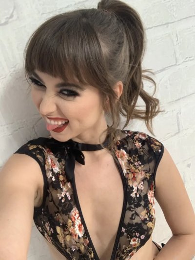 Чувак с огромным стволом трахает сексапильную девчонку