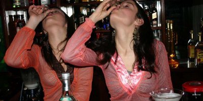 Две красотки устроили эротическое шоу в ночном клубе