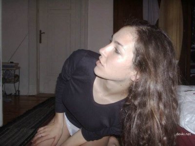 Молоденькая красотка на постели снимает всю одежду