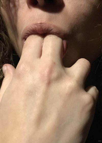 Показала свои аппетитные дойки без одежды, готовые к игре