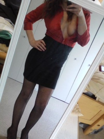 Сексуальная красотка демонстрирует свои прелести